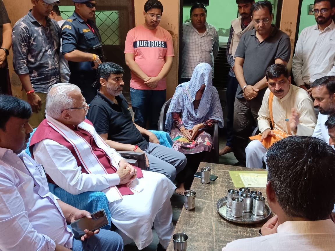 CM Khattar ने नूंह हिंसा में मारे गए अभिषेक के घर पहुंचकर
