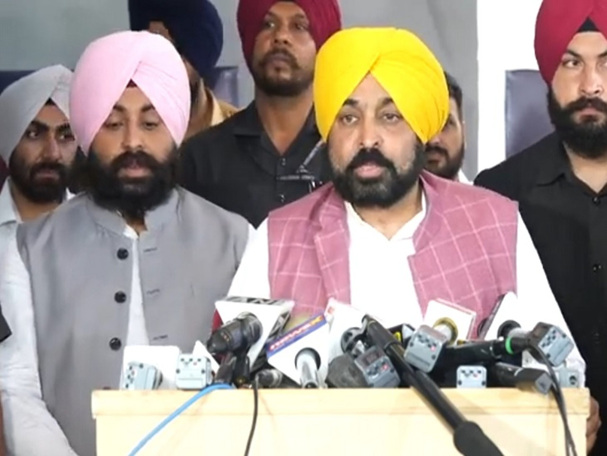 पंजाब के 72 प्रिंसिपल सिंगापुर रवाना: 5 दिन में सीखेंगे school management tips; प्राइमरी के टीचर्स को फिनलैंड भेजने की तैयारी