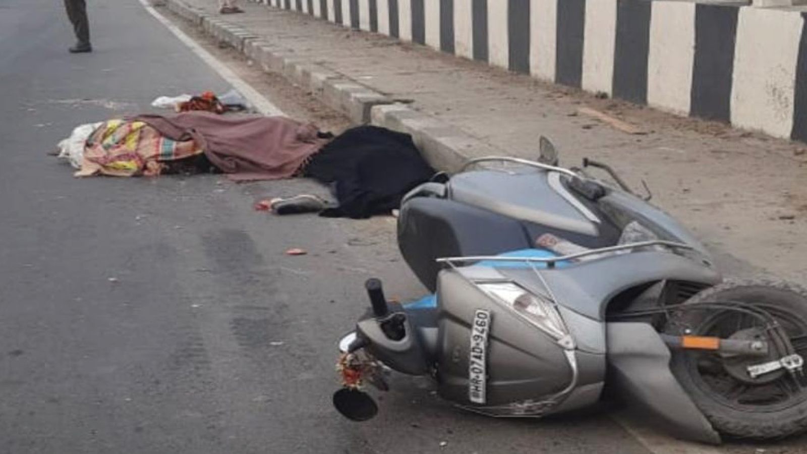 Mangolpuri Accident: यू-टर्न से मौत! पिकअप कार की टक्कर से स्कूटर के परखच्चे उड़े, दो दोस्तों की जान गई