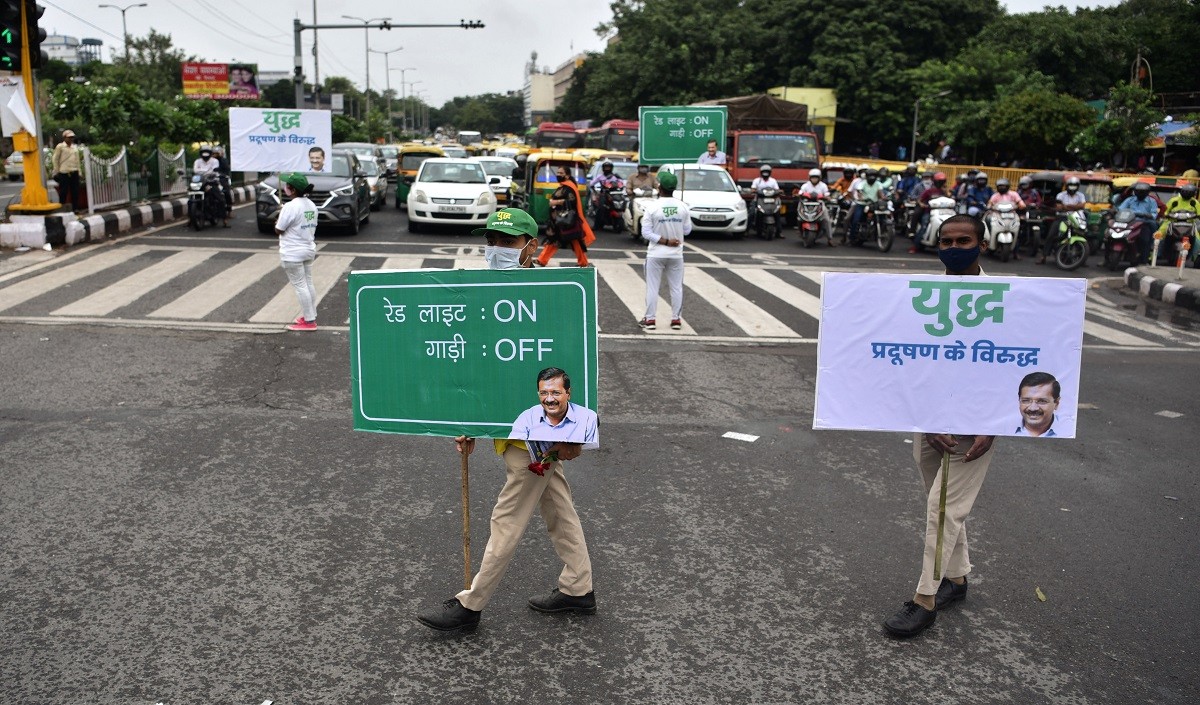 प्रदूषण को कम करने के लिए गाड़ी को रेड सिग्नल पर बंद कर दें