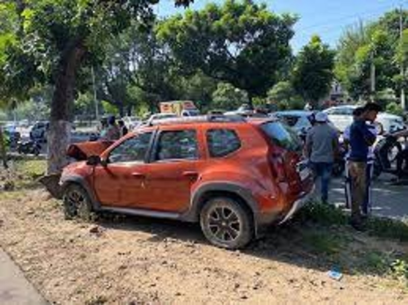 हरियाणा राज्य के पूर्व डिप्टी एडवोकेट जनरल की कार दुर्घटना: चंडीगढ़ में एक युगल ने पेड़ से टकराया; तीनों अस्पताल में भर्ती हो गया