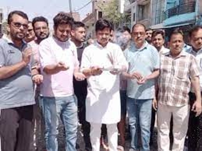 पानीपत में टूटी सड़क के विरोध का अनोखा तरीका: भाजपा नेता ने फूल चढ़ाकर गंगापुरी रोड की आरती उतारी और हनुमान चालीसा पढ़ी