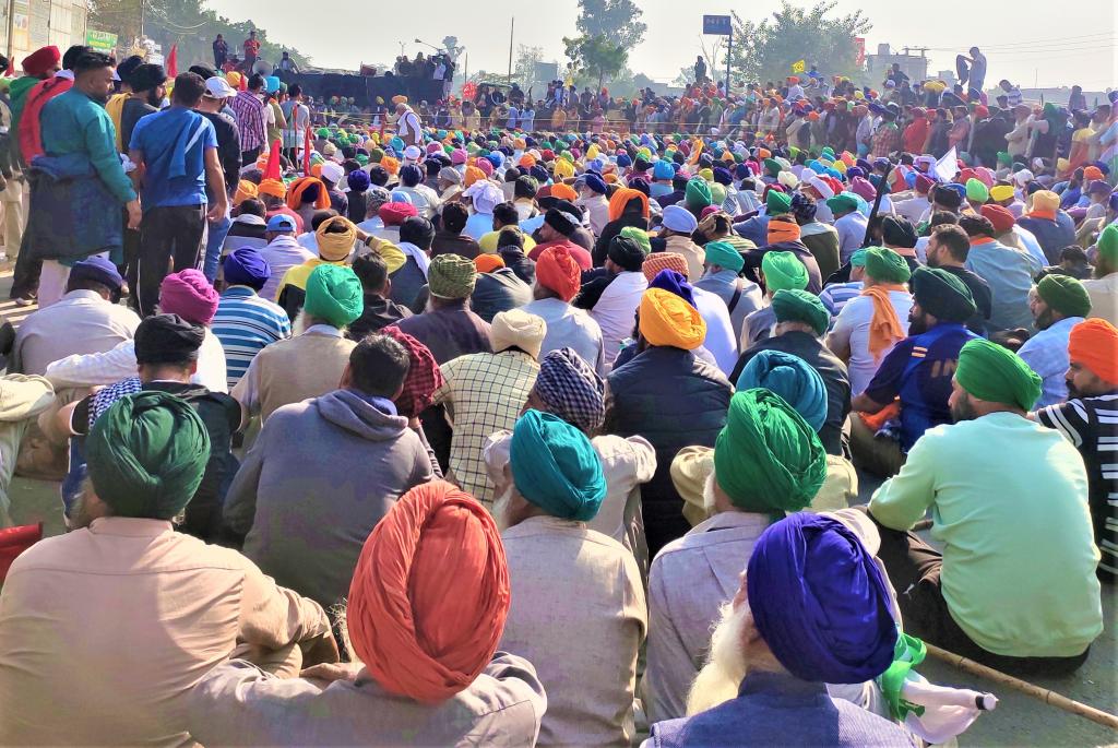 कृषक आंदोलन: चंडीगढ़ की सीमाओं पर किसानों ने डेरा डाला