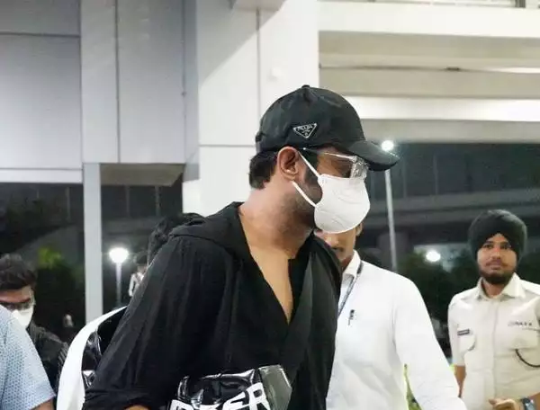 Prabhas, यूरोप में घुटने की सर्जरी कराकर भारत लौटे, एयरपोर्ट पर मास्क और ब्लैक चश्मा पहने हुए 'सालार' एक्टर