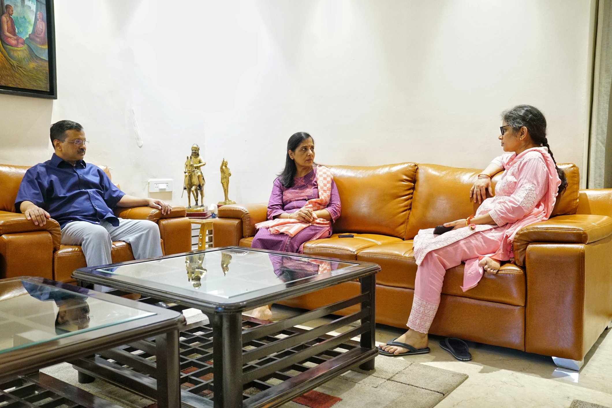 दिल्ली के मुख्यमंत्री अरविंद केजरीवाल ने दिवाली पर AAP नेताओं के परिवार से मुलाकात की