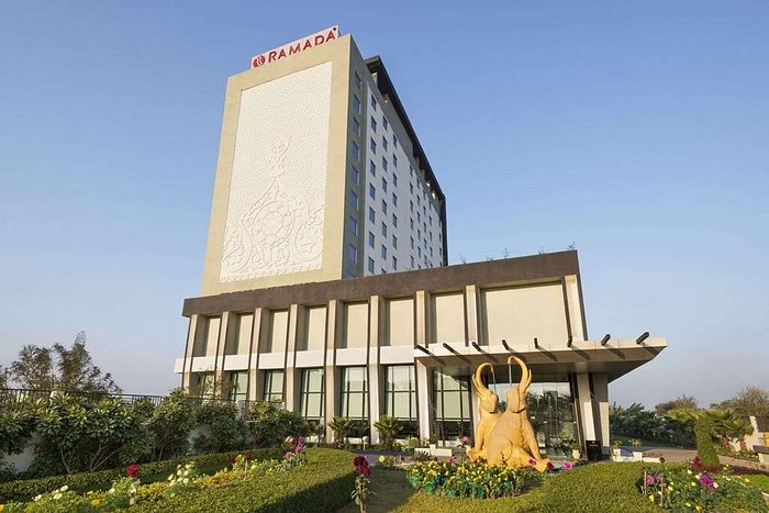 आगरा के होटल रामाडा में 1 युवती ने चौथी मंजिल से छलांग लगाई