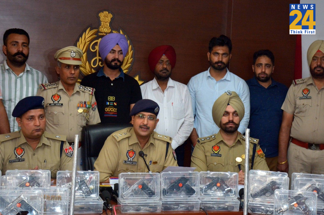 Punjab Crime: पंजाब पुलिस ने एक बड़े हथियार तस्कर गिरोह का भंडाफोड़ किया, 10 लोगों को गिरफ्तार किया