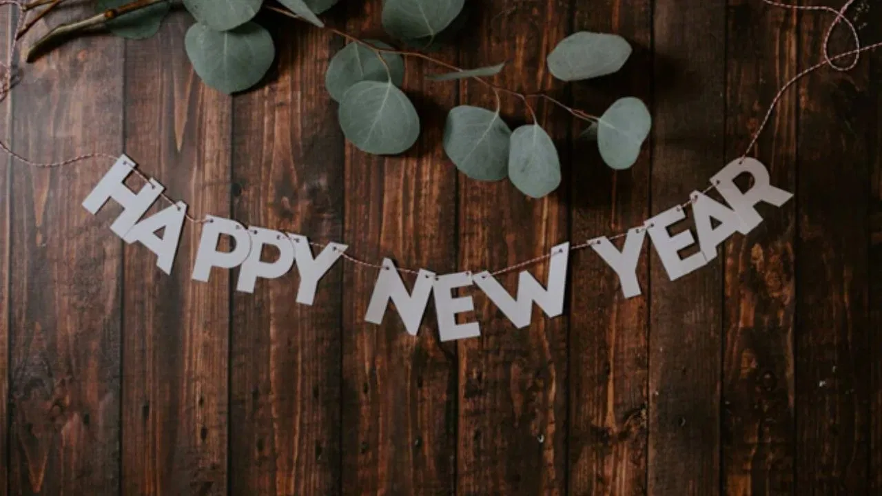 Happy new year 2024 ए साल पर अपनों को भेजें ये अनोखे बधाई संदेश, पहले ही कहें हैप्पी न्यू ईयर
