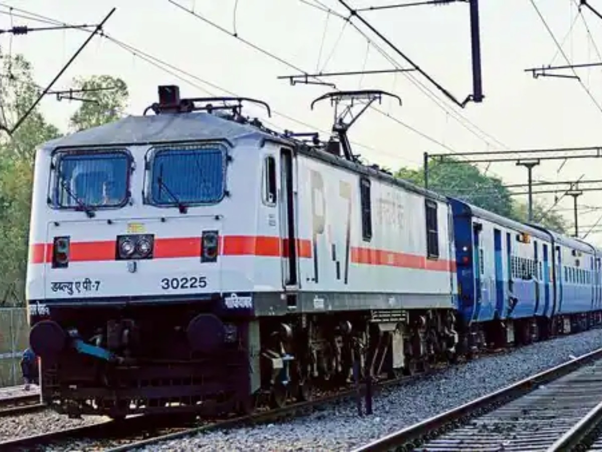 दसवीं की दो छात्राएं इंदौर में नए ट्रैक से पहली बार गुजरी ट्रेन की चपेट में आईं, मौत