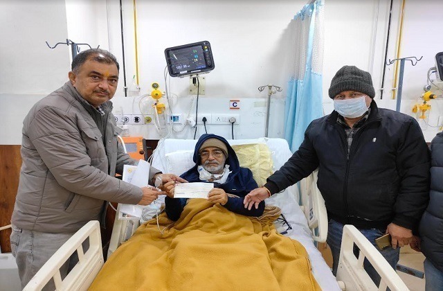 मीडिया वैलबीग एसोसिएशन ने अस्पताल में उपचाराधीन अम्बाला के पत्रकार अनिल कुमार को एक लाख रुपये का चेक दिया।