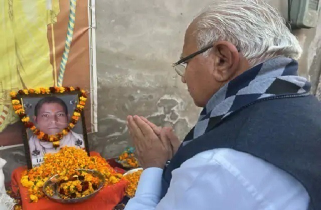 CM खट्टर ने बिट्टू बजरंगी के घर उनके भाई को श्रद्धांजलि देने पहुंचे, मृतक के परिजनों से मुलाकात की