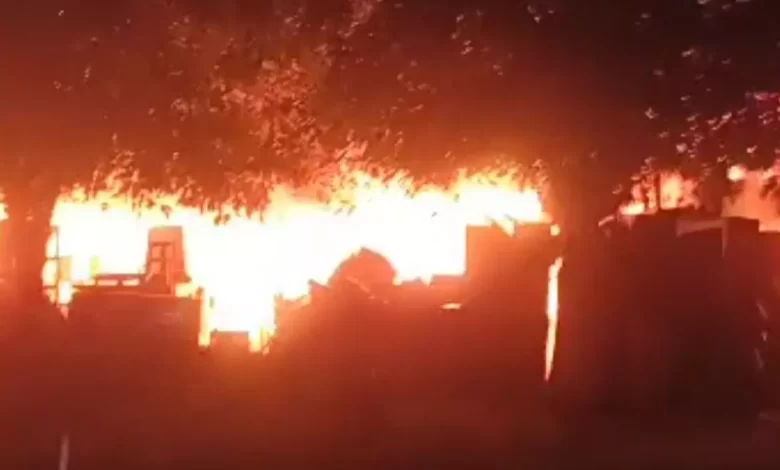 Chandigarh आग की खबर: फर्नीचर मार्केट में भयंकर आग, दो दर्जन दुकानें जलकर खाक; दमकल की गाड़ियां उपलब्ध हैं