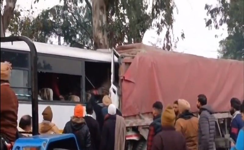 होशियारपुर में कोहरे के कारण बस ट्रक से टकराने से तीन पुलिसकर्मी की मौत, 13 घायल