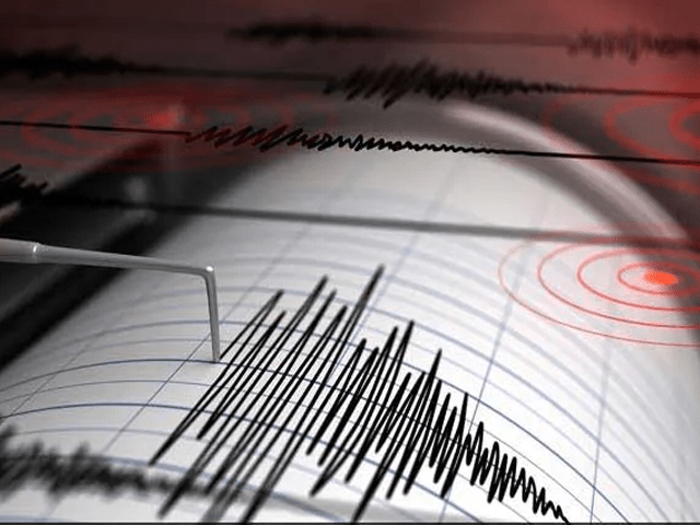 Earthquake In Delhi: दिल्ली-एनसीआर में भूकंप के तेज झटके से कई लोग घरों से भाग गए