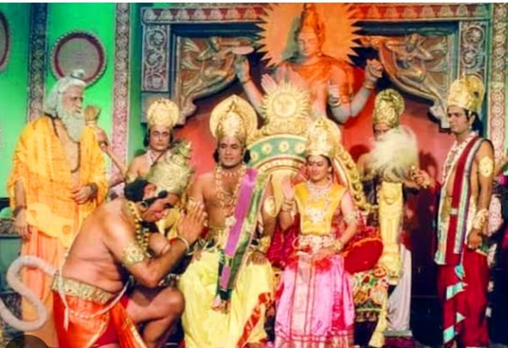 टीवी के राम-सीता और लक्ष्मण अयोध्या पहुंचे तो दीपिका चिखलिया, अरुण गोविल और सुनील लहरी ने भव्य स्वागत किया।