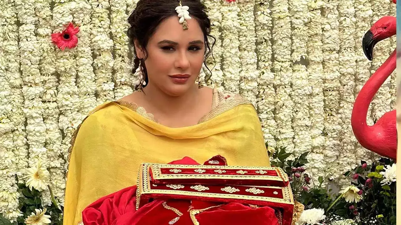 Mandy Takhar wedding: मैंडी की दिलचस्प तस्वीरें आईं, जिसमें वे दोनों सुंदर लग रहे थे।