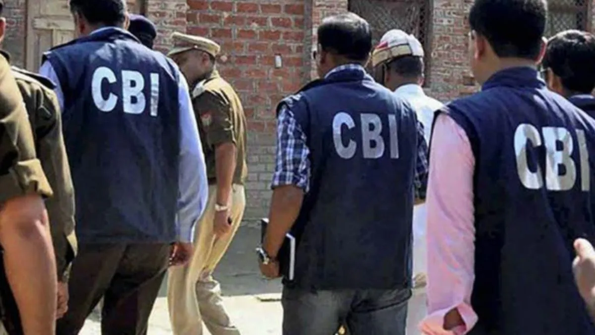 सेंट्रल ब्यूरो ऑफिस इन्वेस्टिगेशन (CBI) की टीम ने शुक्रवार (16 फरवरी) को पंजाब के जालंधर स्थित रीजनल पासपोर्ट ऑफिस में रेड मारी। टीम ने लगभग सात घंटे की पूछताछ के बाद रीजनल पासपोर्ट ऑफिसर अनूप सिंह को गिरफ्तार कर लिया। सीबीआई ने अनूप सिंह, संजय श्रीवास्तव और असिस्टेंट पासपोर्ट ऑफिसर हरिओम को भी गिरफ्तार कर लिया है और उनसे पूछताछ कर रही है। टीम को पता चला कि अधिकारी रिश्वत लेकर पासपोर्ट जल्दी जारी कर रहे थे। 25 लाख कैश और कई दस्तावेज छापेमारी के दौरान बरामद किए गए हैं। इन लोगों को जालंधर से चंडीगढ़ ले जाया गया है, जहां अब भी पूछताछ की जा रही है।