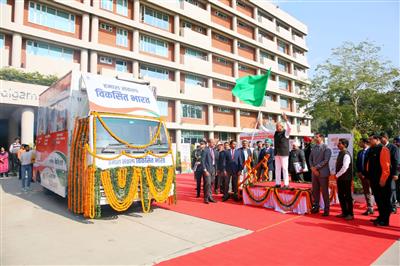 पंजाब के राज्यपाल और यूटी चंडीगढ़ के प्रशासक बनवारीलाल पुरोहित ने बस को हरी झंडी दिखाकर अयोध्या की ओर रवाना किया।