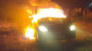 सड़क किनारे खड़ी कार में आग लगी, लोग घबरा गए