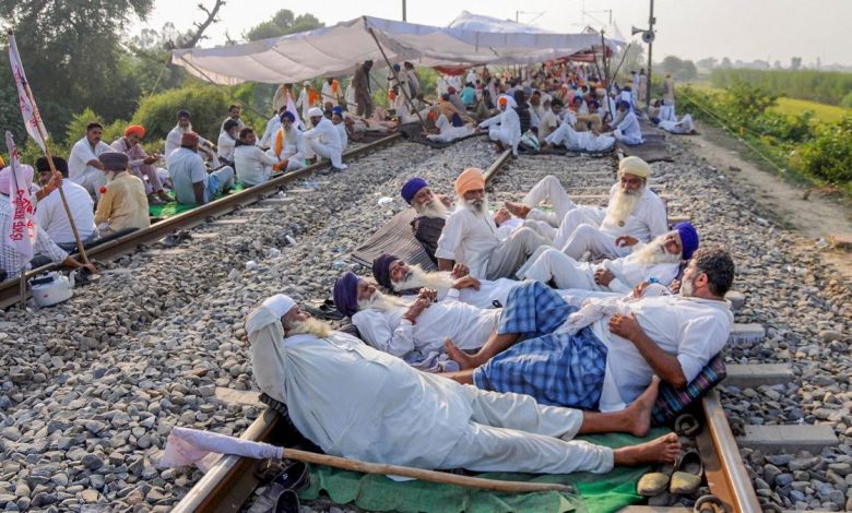 Kisan Andolan: पंजाब में रेल रोको आंदोलन शुरू, भाकियू उगराहां कार्यकर्ता ट्रैक पर बैठे किसानों का समर्थन