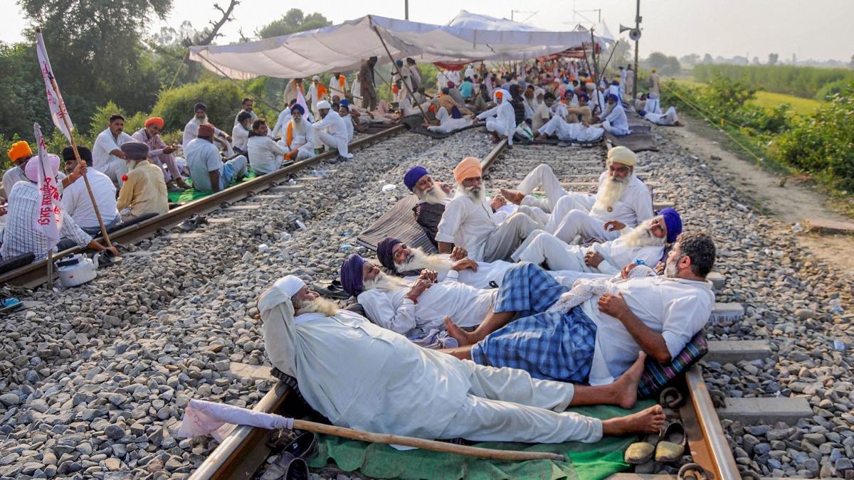 Kisan Andolan: पंजाब में रेल रोको आंदोलन शुरू, भाकियू उगराहां कार्यकर्ता ट्रैक पर बैठे किसानों का समर्थन
