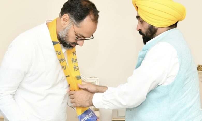 आम आदमी पार्टी आज अपने दो उम्मीदवारों की घोषणा करेगी, जिनमें जालंधर से पवन टीनू भी शामिल हैं।