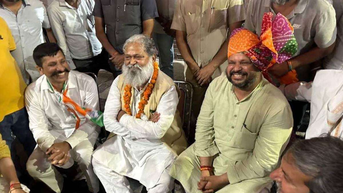 Lok Sabha Election: BJP का प्रचार करते हुए अनिल विज ने कांग्रेस प्रत्याशी वरुण मुलाना को रोककर उनका आशीर्वाद लिया