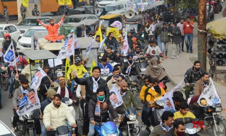 आम आदमी पार्टी: ने बाइक रैली निकालकर "जेल का जवाब वोट से" देने का आह्वान किया।