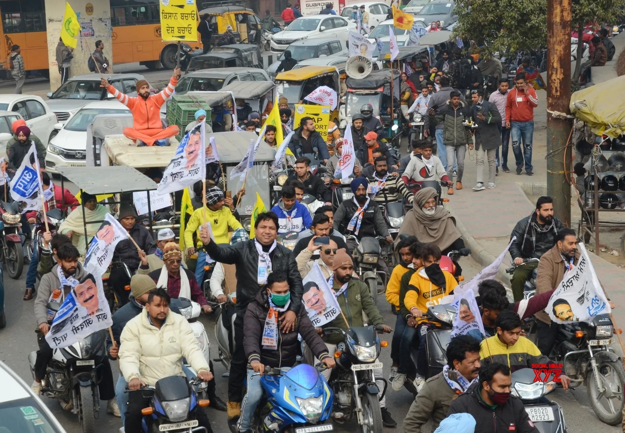 आम आदमी पार्टी: ने बाइक रैली निकालकर "जेल का जवाब वोट से" देने का आह्वान किया।