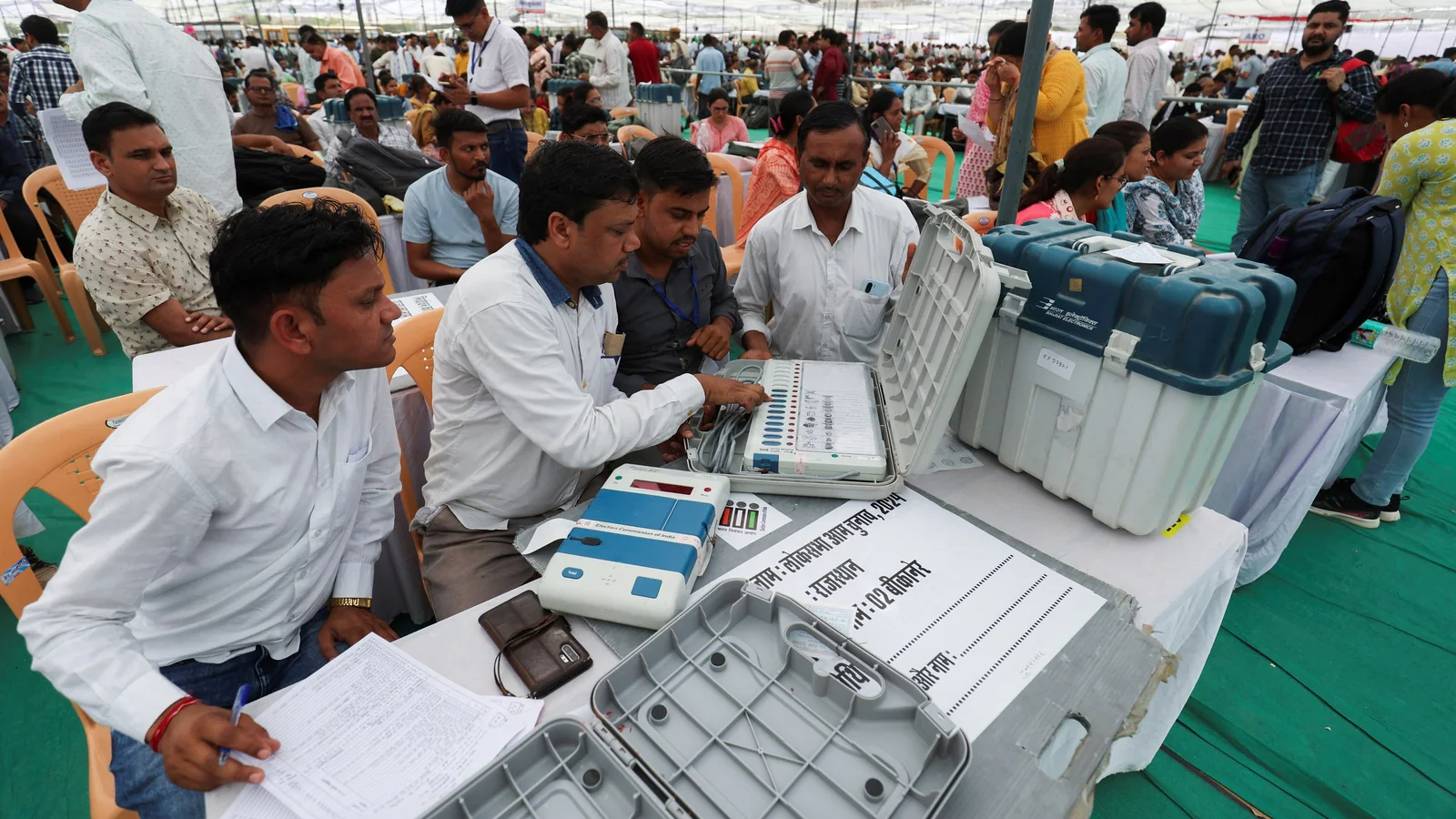 Lok Sabha election 2024: हरियाणा में 20,006 मतदान केंद्रों पर पोलिंग पार्टियां रवाना होने लगी हैं