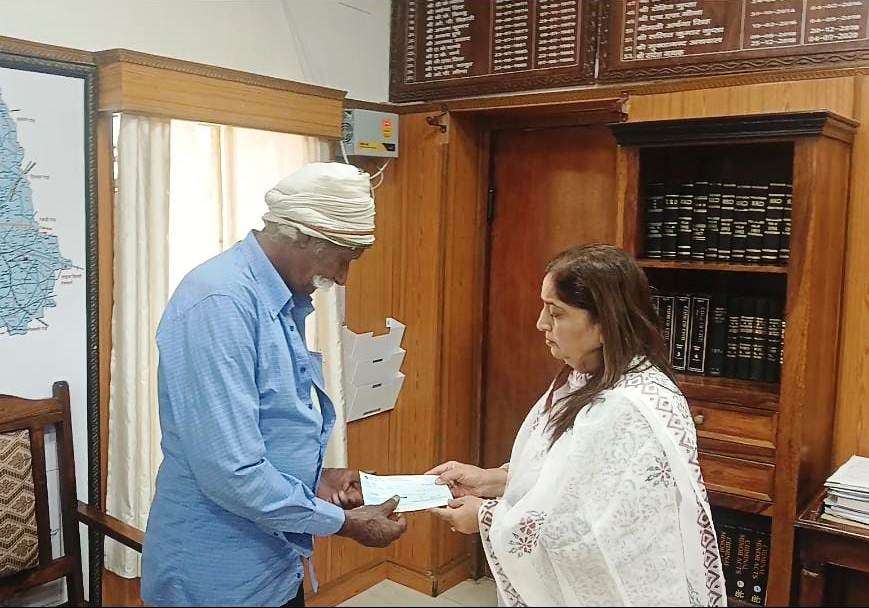जिला कलक्टर पुष्पा सत्यानी ने दिया सहायता राशि का चैक