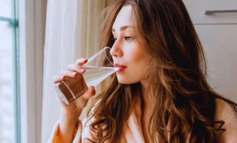 Right Time to Drink Water: विशेषज्ञों ने बताया कि दिन में चार बार पानी पीने से सेहत को सबसे अधिक लाभ मिलता है।