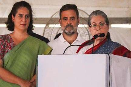 सोनिया गांधी ने रायबरेली में भाषण दिया,और कहा 'मैं आपको अपना बेटा सौंप रही हूं, राहुल आपको निराश नहीं करेंगे