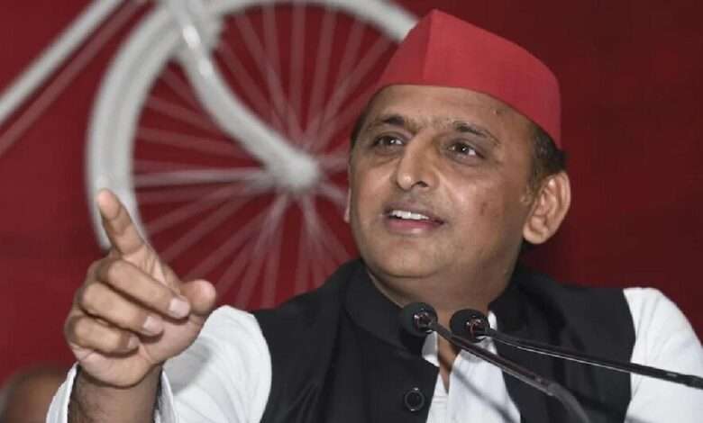 वोटिंग के दौरान सपा अध्यक्ष अखिलेश यादव ने एक गंभीर आरोप लगाए, की एक अधिकारी गाली दे रहा था..।