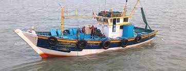 भारतीय तटरक्षक बल ने महाराष्ट्र तट के पास पांच चालक दल के साथ मछली पकड़ने वाली नौका को पकड़ा