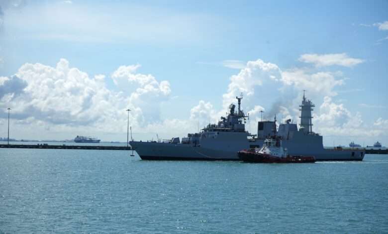 भारतीय नौसेना के जहाज दिल्ली, शक्ति और किल्टन दक्षिण चीन सागर में पूर्वी बेड़े की तैनाती के हिस्से के रूप में सिंगापुर पहुंचे