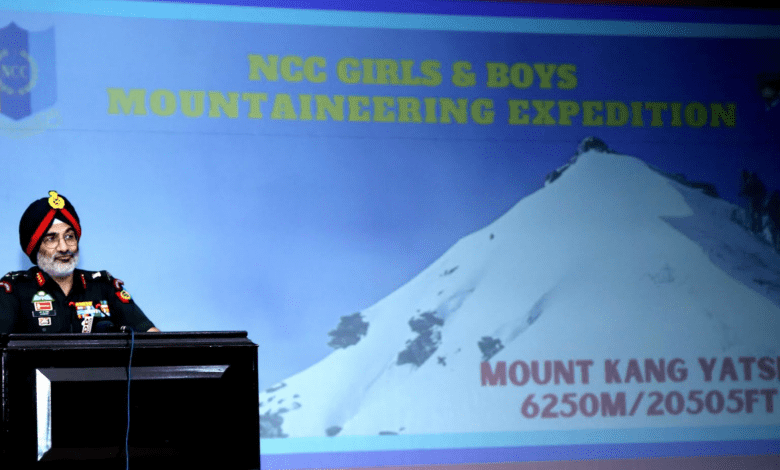 लद्दाख क्षेत्र में माउंट कांग यात्से-II की चढ़ाई के लिए युवा पर्वतारोहण अभियान को हरी झंडी दिखाकर रवाना किया