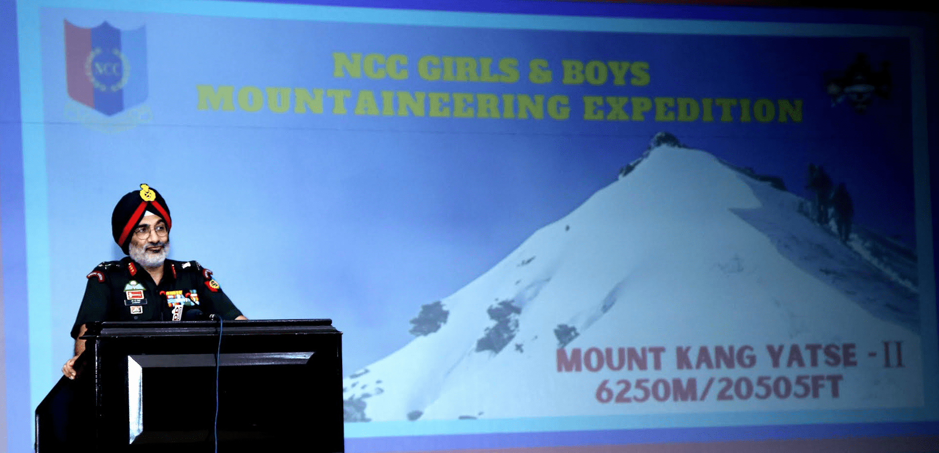 लद्दाख क्षेत्र में माउंट कांग यात्से-II की चढ़ाई के लिए युवा पर्वतारोहण अभियान को हरी झंडी दिखाकर रवाना किया