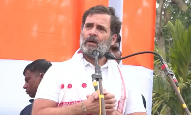 दिल्ली में अपनी चुनावी रैली में राहुल गांधी ने कहा, "मैं खटाखट कह रहा हूँ, मतलब जनता को पैसे जाएंगे।"