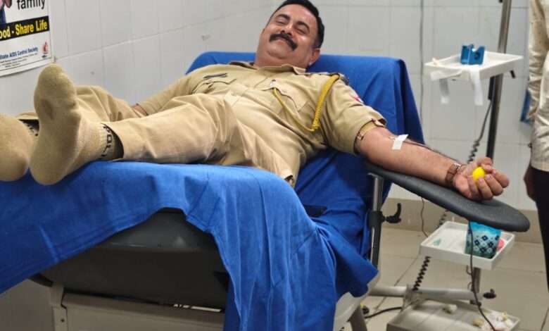 संभागीय आयुक्त डॉ नीरज कुमार पवन की पहल पर सरकारी अधिकारियों-कर्मचारियों ने किया रक्तदान