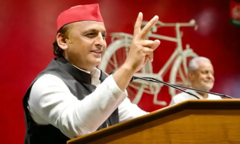 Akhilesh Yadav: मंगलवार को, समाजवादी पार्टी के अध्यक्ष अखिलेश यादव ने करहल विधानसभा सीट से इस्तीफा दे दिया। अब वे केंद्रीय राजनीति करेंगे।