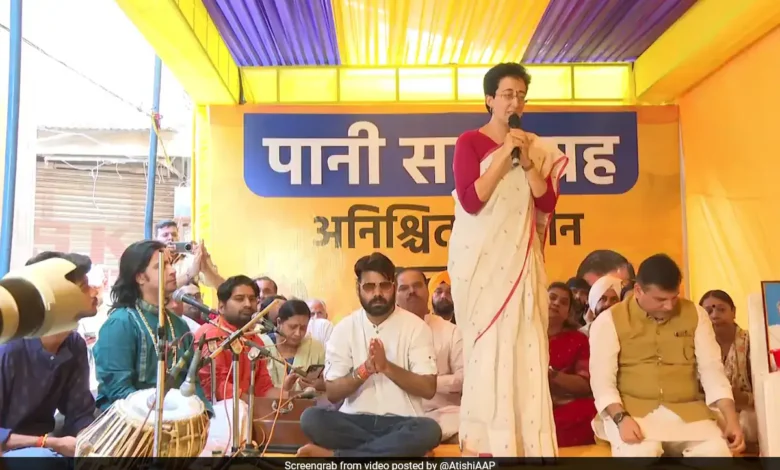 Atishi Hunger Strike: सत्याग्रह पर बैठी आतिशी ने कहा, "बीजेपी ने दिल्ली के 28 लाख लोगों का पानी रोका।"