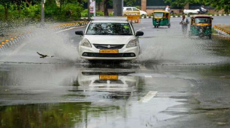 Delhi Rain Today: दिल्ली के द्वारका में भारी बारिश के बाद सड़कें दरिया बन गईं, जो इन इलाकों में जलभराव जैसा नजारा