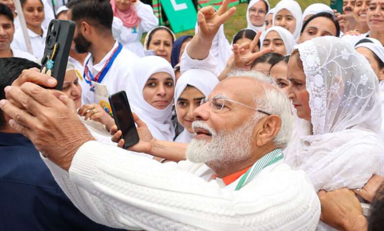 प्रधानमंत्री श्री नरेन्द्र मोदी ने श्रीनगर की डल झील में योग प्रेमियों के साथ तस्वीरें खिंचवाईं