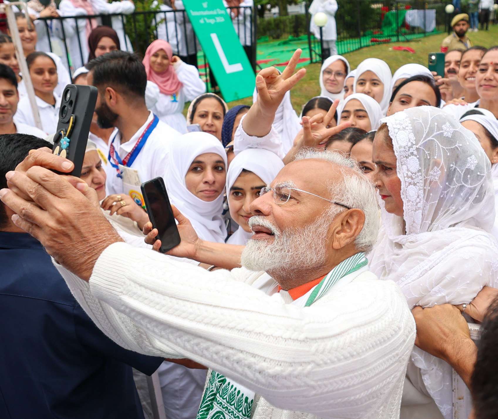 प्रधानमंत्री श्री नरेन्द्र मोदी ने श्रीनगर की डल झील में योग प्रेमियों के साथ तस्वीरें खिंचवाईं