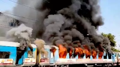 Taj Express Train Fire: दिल्ली ताज एक्सप्रेस की बोगी में लगी आग, फायर ब्रिगेड मौके पर पहुंची