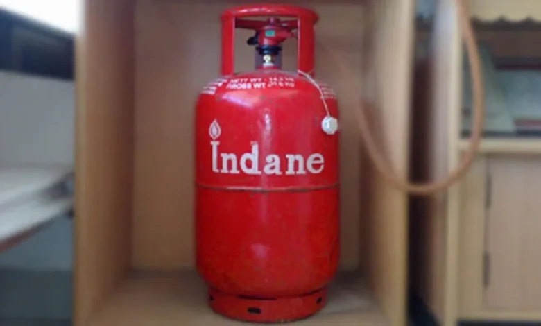 LPG Gas Cylinder Leakage: रसोई में गैस लीक होने पर ये चीजें तुरंत करें, नहीं तो बड़ा नुकसान होगा।