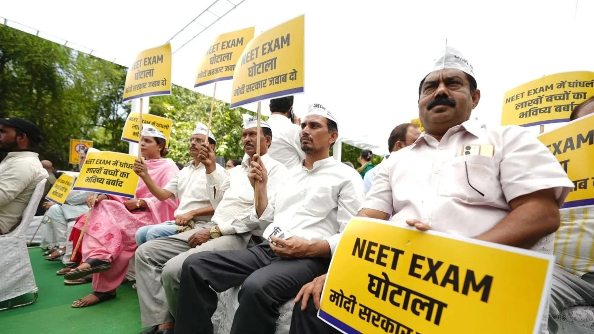 NEET Exam को लेकर AAP ने जंतर-मंतर पर केंद्र सरकार के खिलाफ प्रदर्शन किया