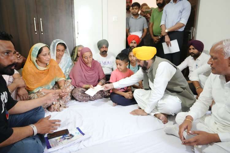 मुख्यमंत्री भगवंत सिंह मान ने शहीद नायक सुरिंदर सिंह के परिवार को आर्थिक सहायता के तौर पर एक करोड़ रुपये का चेक सौंपा.