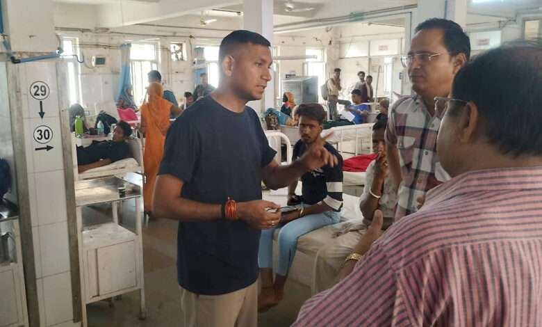 डॉ. नीरज के. पवन ने एमजी चिकित्सालय में चिकित्सा व्यवस्थाओं का लिया जायजा गर्मी में पंखें-कूलर की व्यवस्था के साथ साफ-सफाई के दिए निर्देश